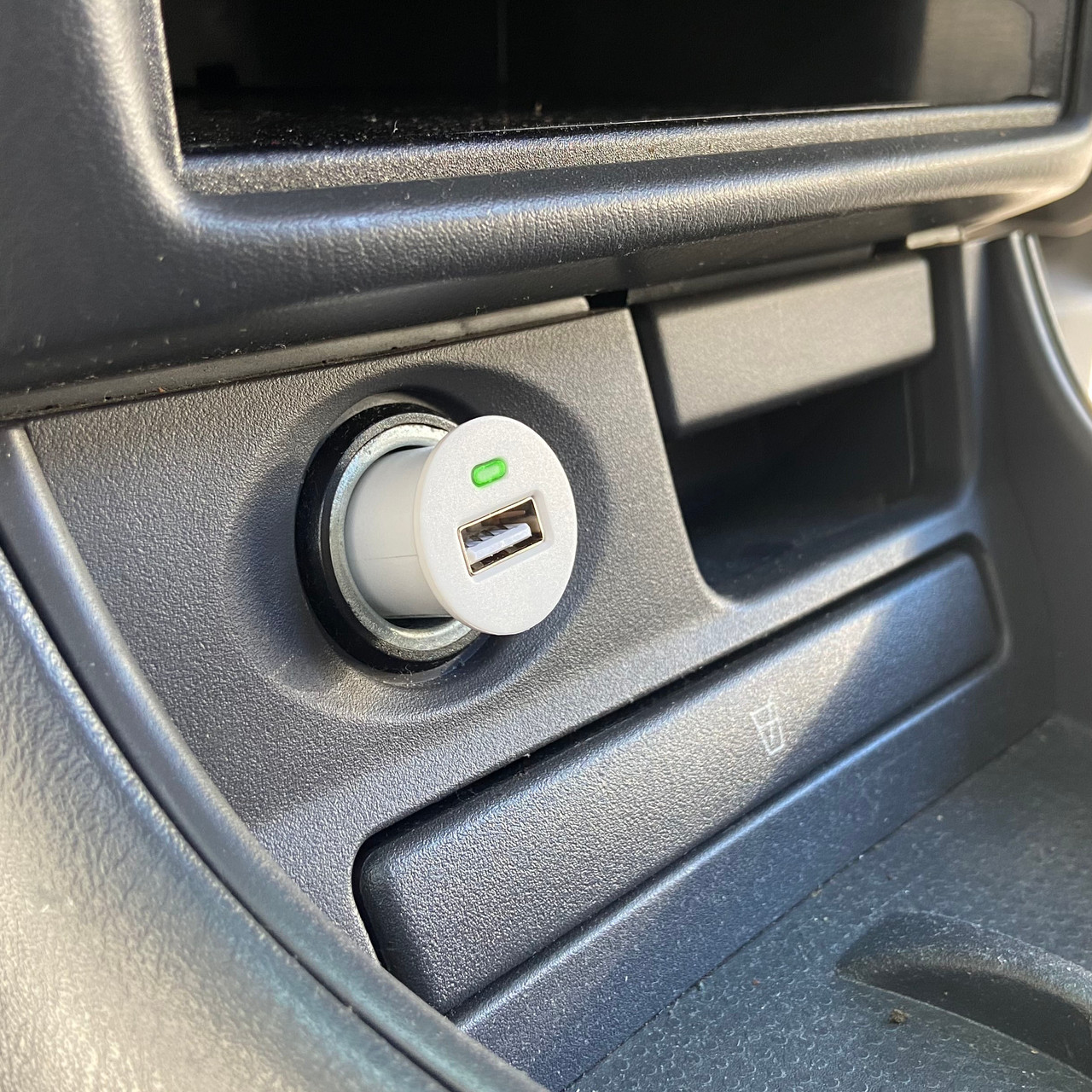 Laser USB Car Charger with 3-in-1 Cable White - Image 2