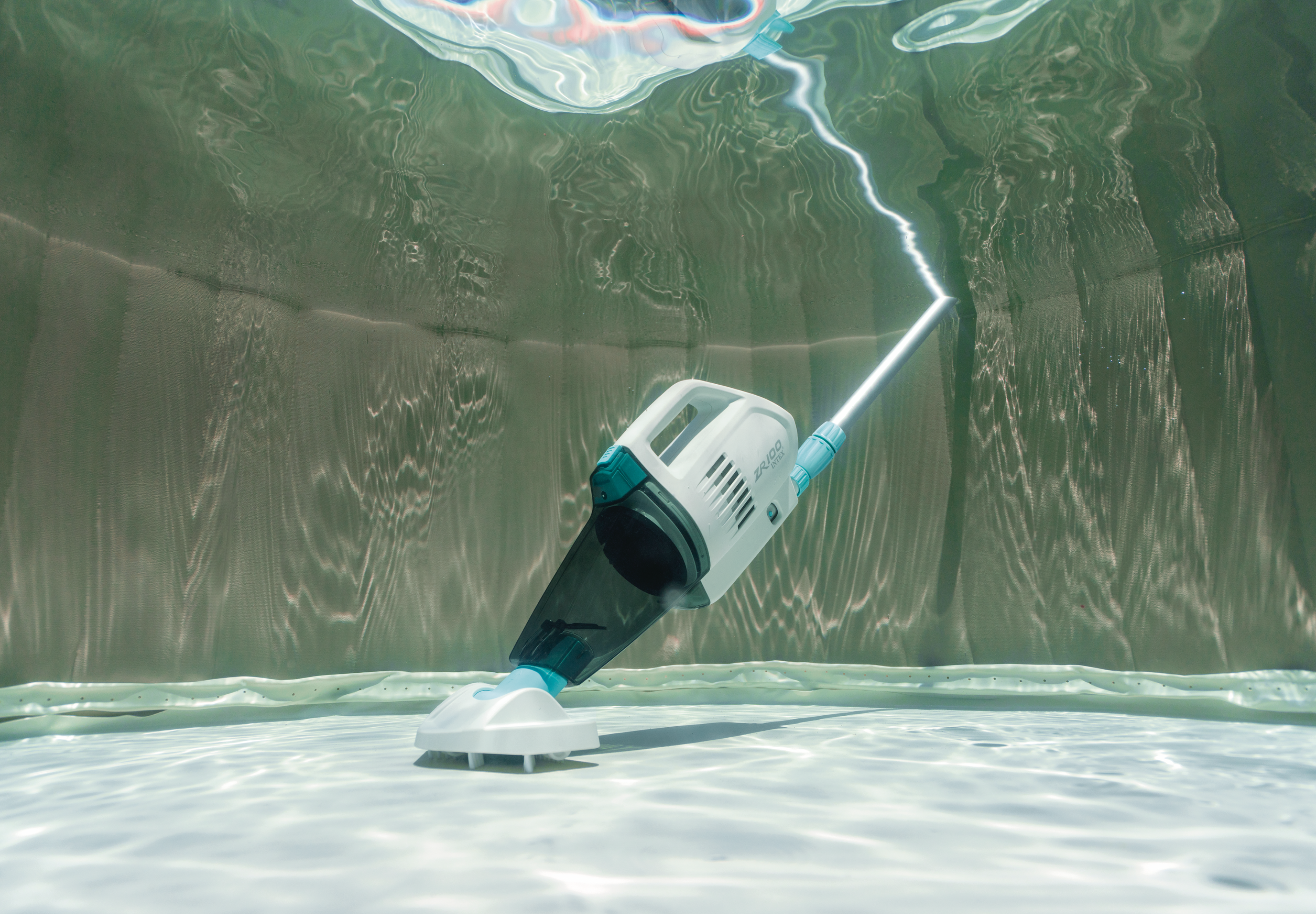 Intex Pool Vacuum Rechargeable Handheld 28626 - Image 8