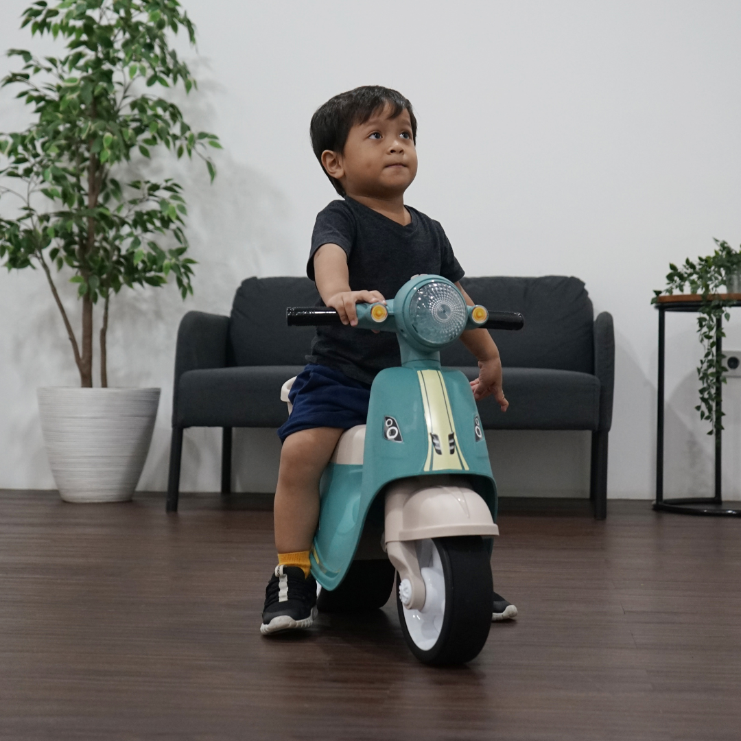 Volta Foot To Floor Balance Push Scooter Green 3+ SHP636 - Image 6