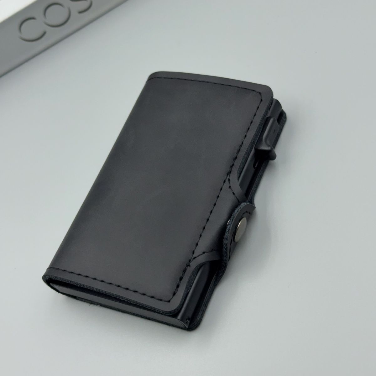 men's accessories, RFID-blocking card holder, aluminum card holder, carbon fiber pattern, security card holder, minimalist wallet alternative, Australian men, credit card protector, identity theft prevention, slim card holder - Carbon-fiber black - Size M - Image 3