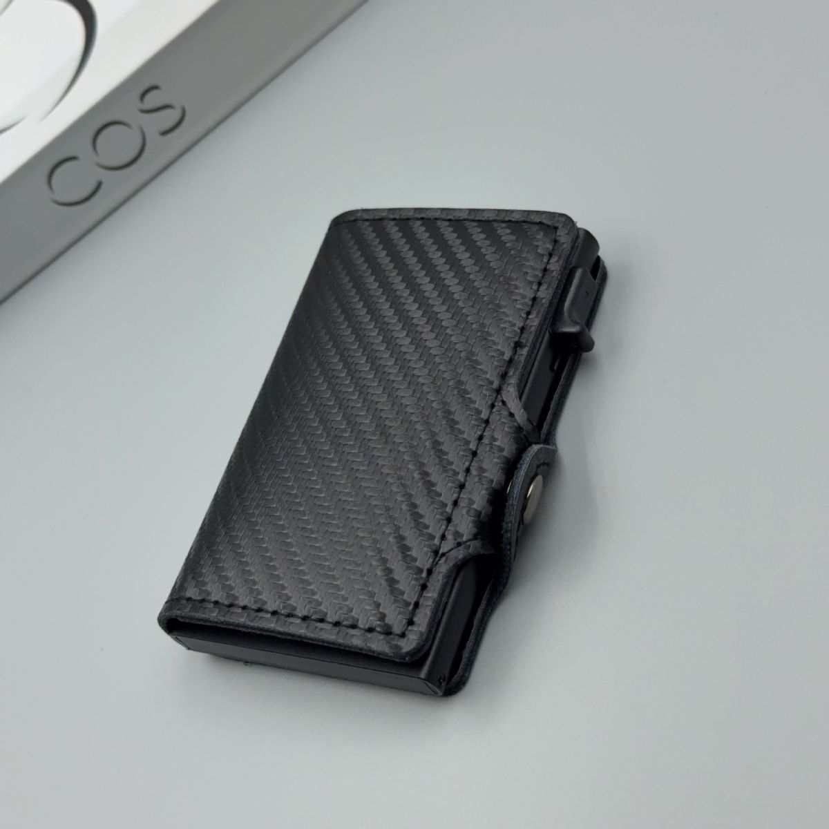 men's accessories, RFID-blocking card holder, aluminum card holder, carbon fiber pattern, security card holder, minimalist wallet alternative, Australian men, credit card protector, identity theft prevention, slim card holder - Carbon-fiber black - Size M - Image 6