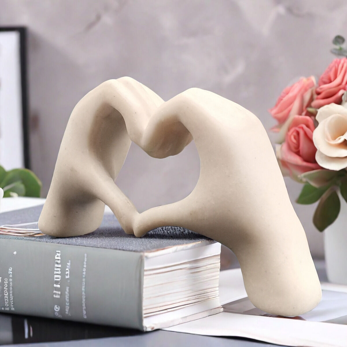 GOLD Elegant Heart-shaped Sculpture: Pure lines capture love, accompanying you in writing tender everyday moments. - Image 6