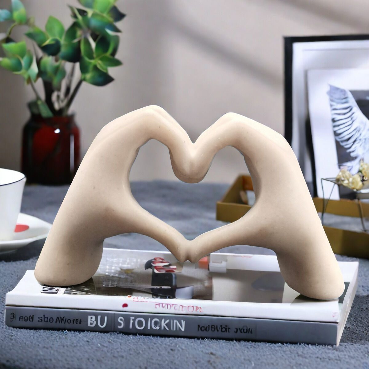 WHITE Elegant Heart-shaped Sculpture: Pure lines capture love, accompanying you in writing tender everyday moments. - Image 1