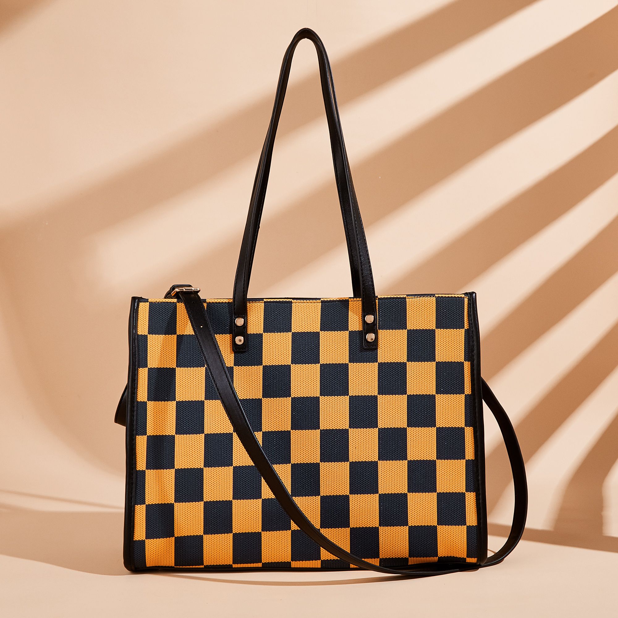 Fashionable checkered large-capacity tote bag, versatile single-shoulder and hand-held bag for women, suitable for commuting, shopping and casual occasions. - Image 4
