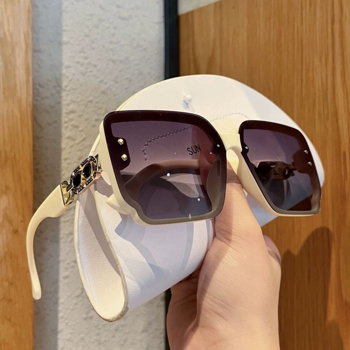 UV400 protective sunglasses can protect against ultraviolet rays and easily control various wearing styles. Cross-border explosions are discounted in a limited time! - Image 1