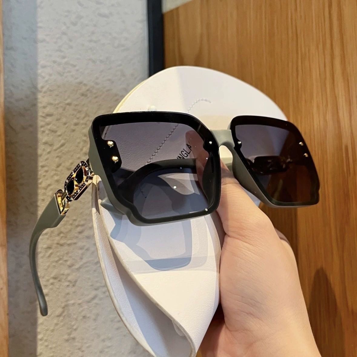 UV400 protective sunglasses can protect against ultraviolet rays and easily control various wearing styles. Cross-border explosions are discounted in a limited time! - Image 1