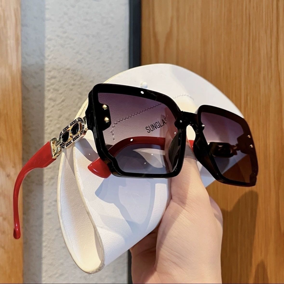 UV400 protective sunglasses can protect against ultraviolet rays and easily control various wearing styles. Cross-border explosions are discounted in a limited time! - Image 1