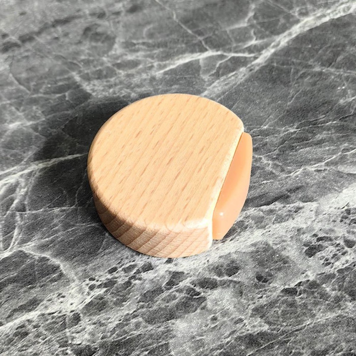 Round wooden doorstop, shockproof and anti-slip, set of 6, 4.5 x 4.2 x 1.6 cm, for floor and parquet, light brown, 45 x 42 x 16 mm. - Image 2