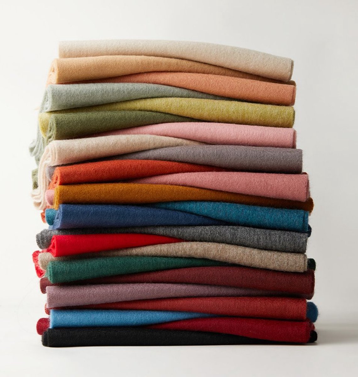 Warm and soft autumn and winter scarf, warm and lightweight scarf, versatile unisex plain wool scarf (32x190cm) - red - Image 2