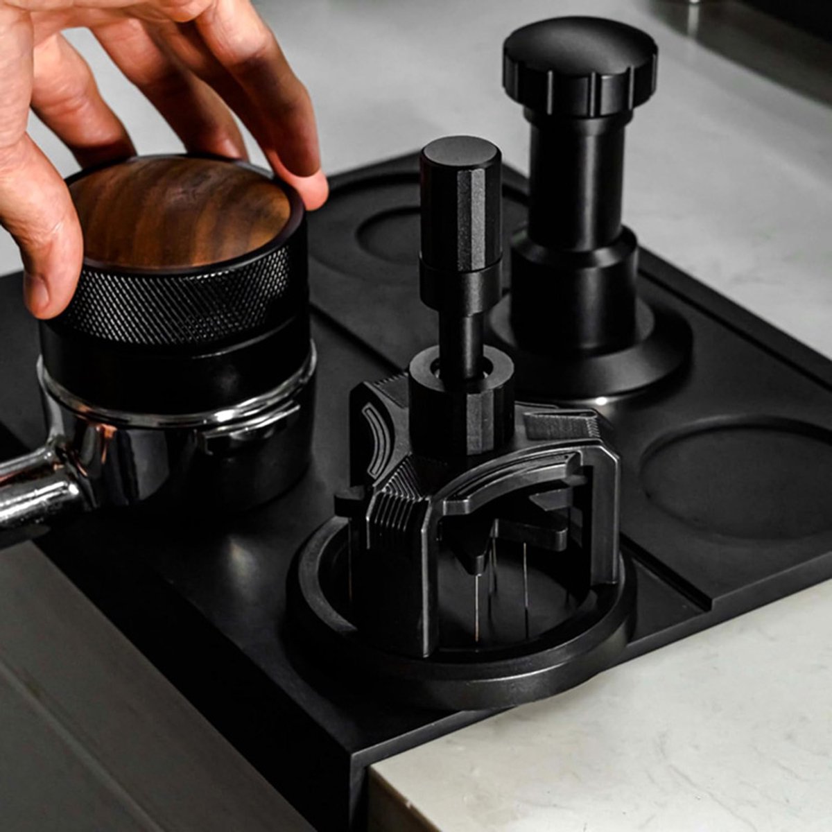 Manual coffee press - Magnetic coffee preparation tool - Coffee maker accessory - Non-slip prong mixer - Countertop - Workstation - Coffee preparation - Homemade coffee grounds cleaner - 58 mm coffee press - Image 3