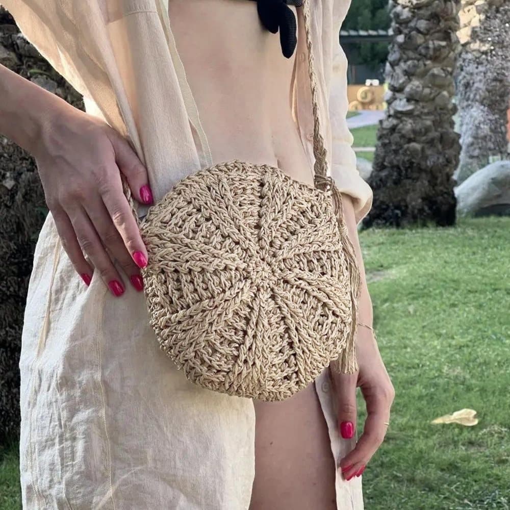 Retro style round straw beach bag, white, perfect for summer - Image 3