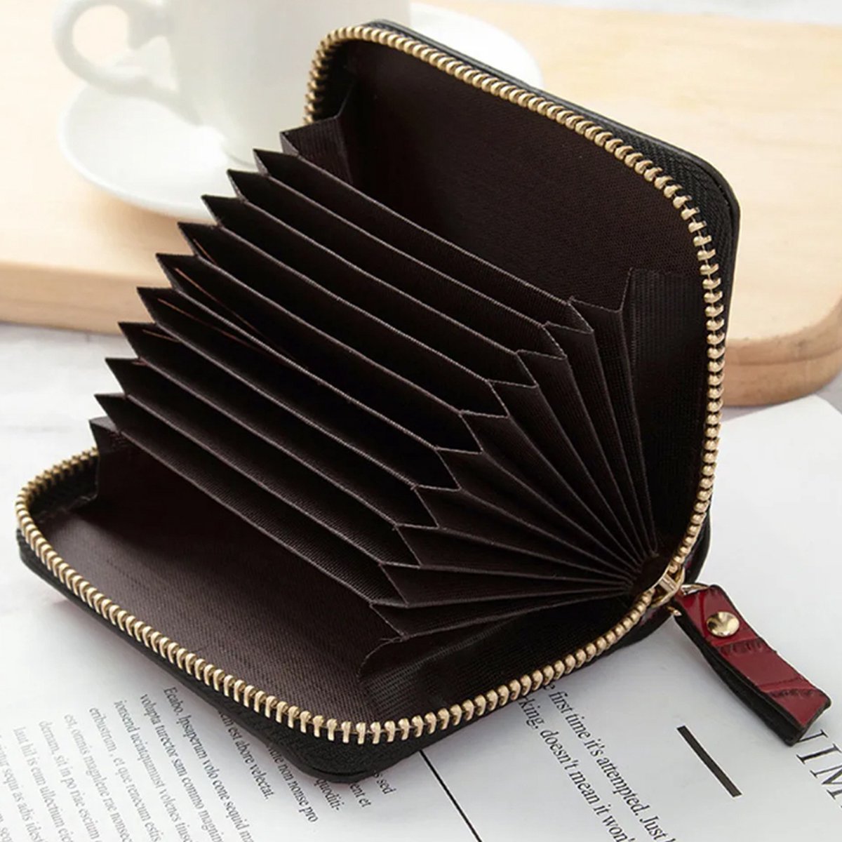Luxury Card Holder with Crocodile Leather Pattern | Credit Card Holder | With Cash Compartment | Card Holder | Wallet | PU Leather | Purse | Green - Image 3