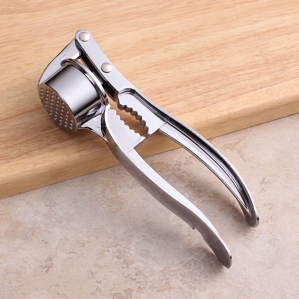 Stainless steel garlic press - Heavy-duty manual garlic press - With ergonomic handle - Easy-to-clean kitchen tool - Can be used to make garlic and ginger paste - Dishwasher safe - Image 1