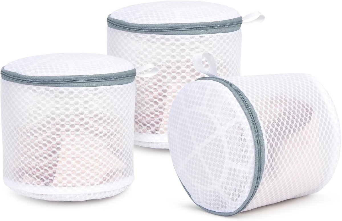 Set of 3 mesh laundry bags - Suitable for washing delicate garments - Mesh laundry bags for bras with hanging loops - Dimensions: 15 x 18 cm - Special laundry bags for lingerie - Image 1