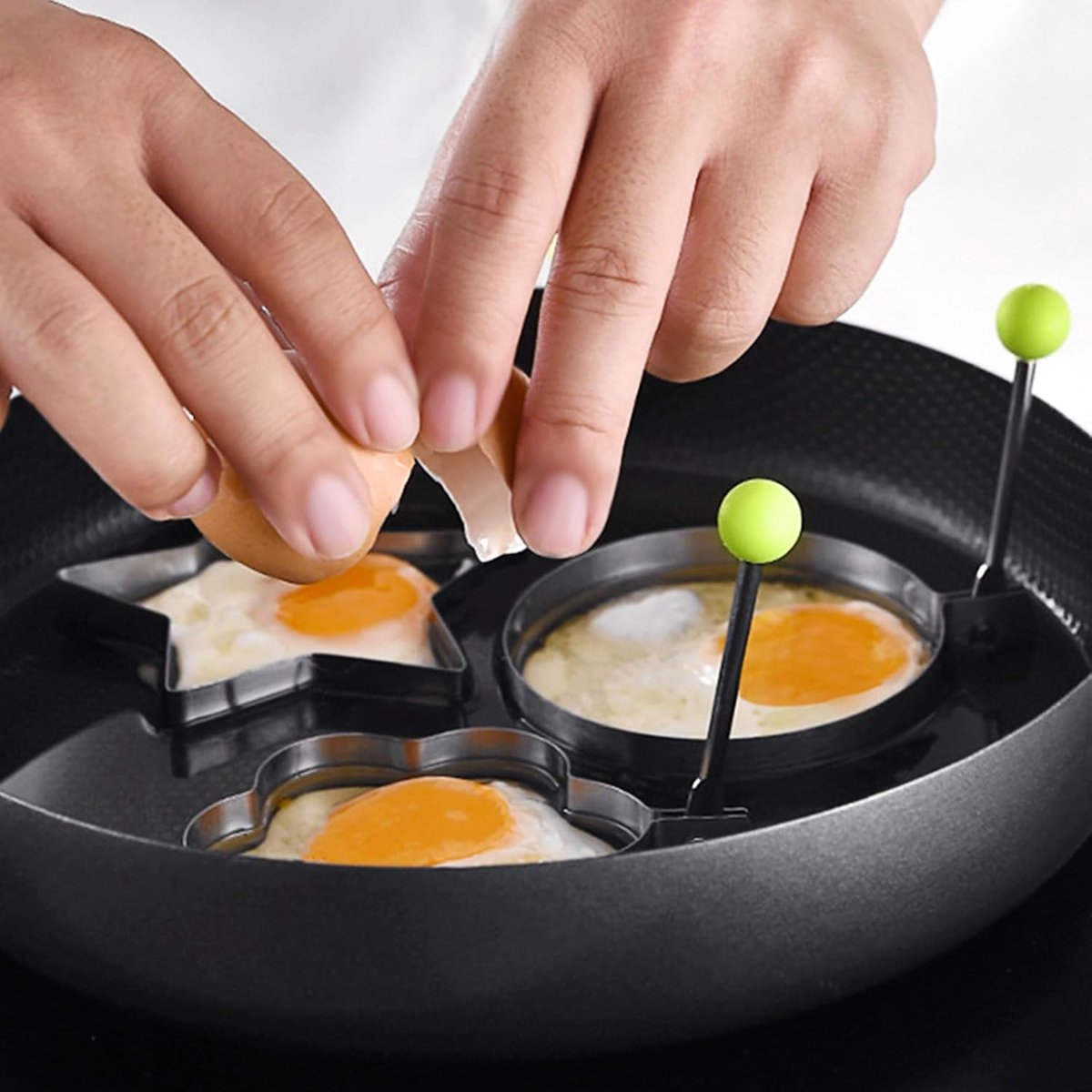 Egg ring - 4-piece - Heart-shaped egg ring - Practical egg rings - Cooking ring - Pancake maker - heart star flower and round egg cooker ring - Baking accessory - kitchen tool - for frying eggs - Stainless steel - Image 2