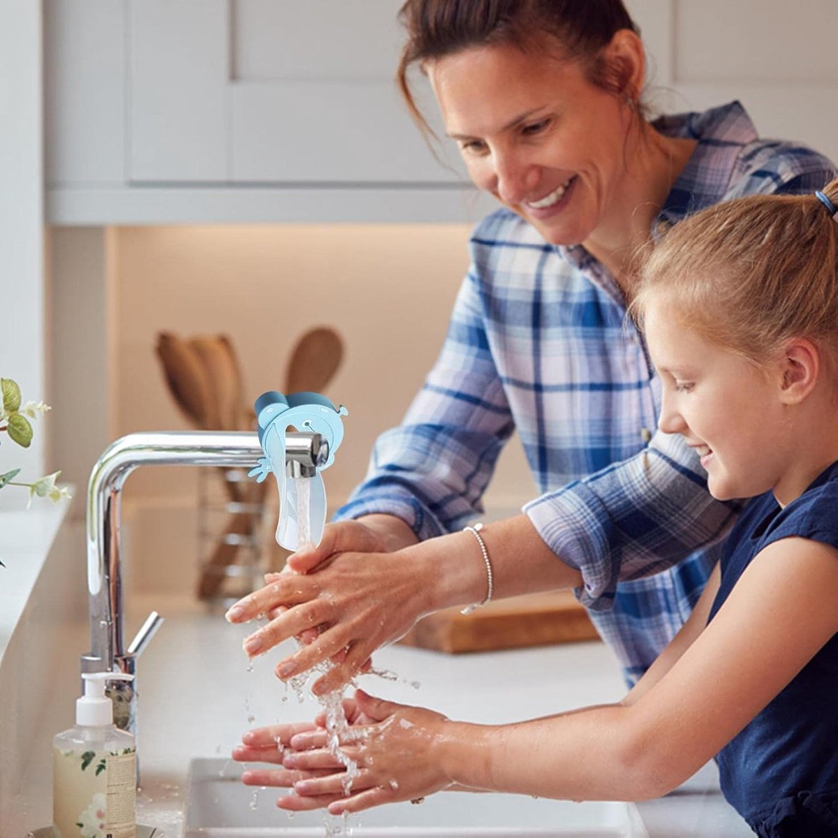 Faucet extender - Faucet spout - Extension - Faucet extender - Bathroom extension - Faucet - Faucet part - Faucet attachment - Children's faucet - Universal - For children - Aid for babies - Practical - Hygienic - Safe - Easy to use - Image 2