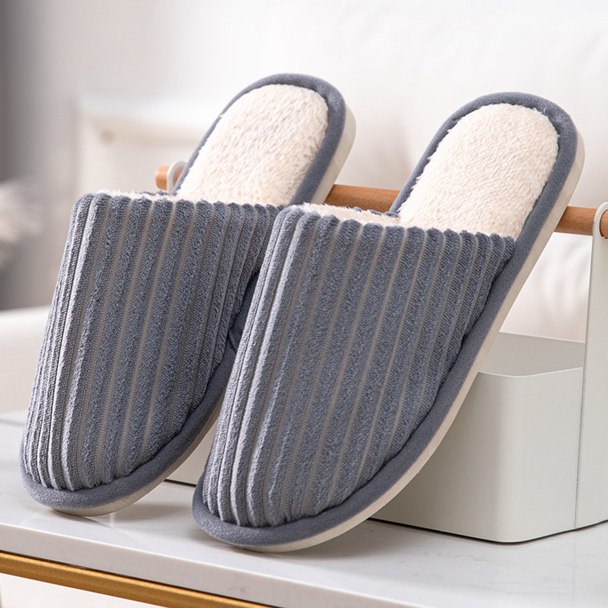 Slippers - 2 Pieces - women's slippers - men's slippers - House shoes - Grey men's slippers size 43-44 - Pink women's slippers size 39-40 - Couples - Nice and soft - Comfeet - Non-slip - Unisex - for autumn and winter - Pink and Grey - Image 2
