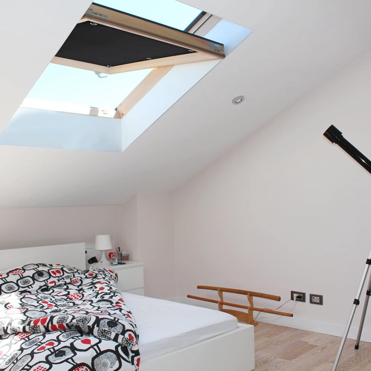 Blackout roller blind - No drilling required - 96 x 100 cm - Portable blackout curtain for windows - with 7 suction cups - Thermal insulation, Sun protection, Roller blind for skylight, Bedroom, Garden, Car - Black - Image 2