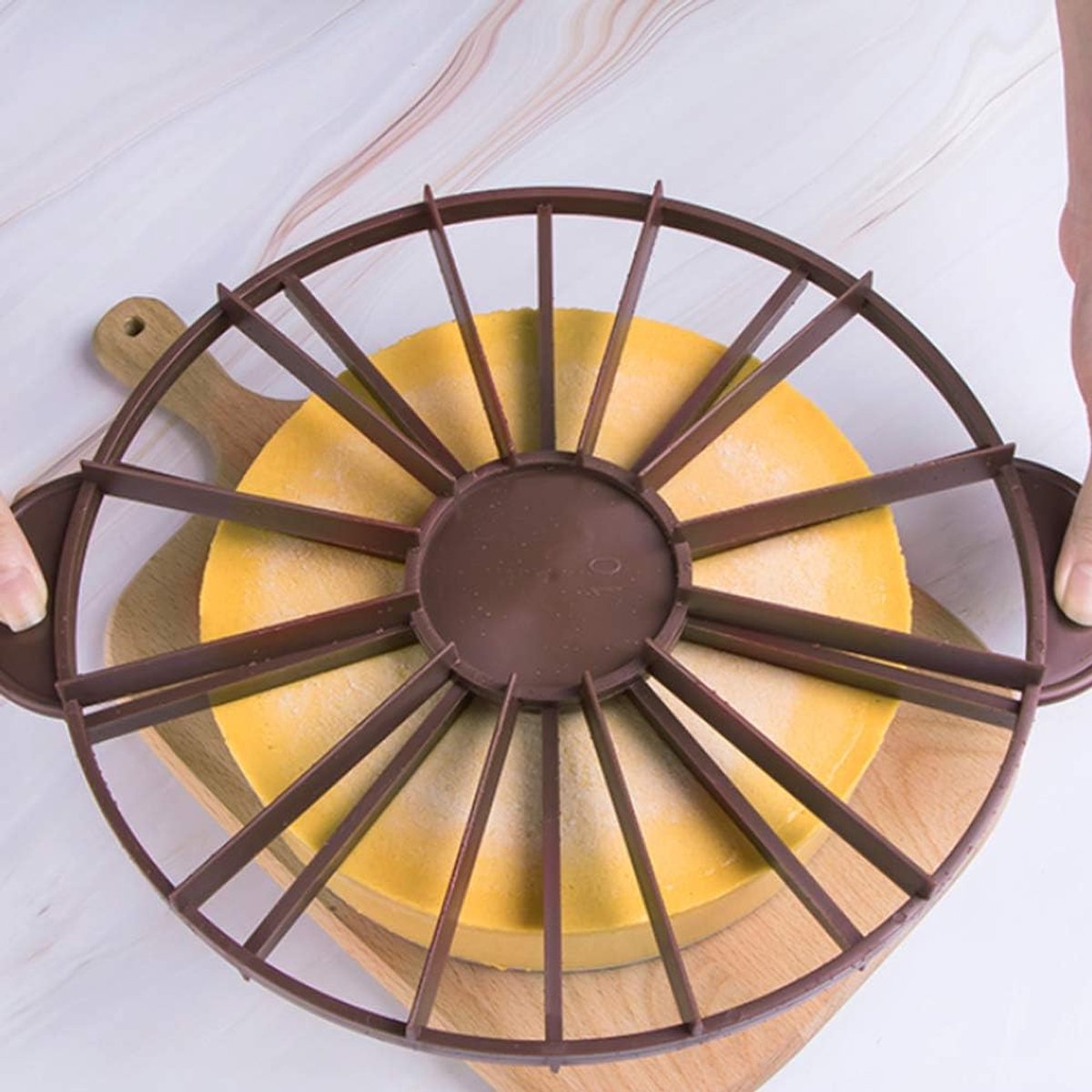 Cake divider - Round cake cutter and cake divider - cheesecake cutter - cake cutter - kitchen tools - Baking supplies - Adjustable - Brown - Image 4