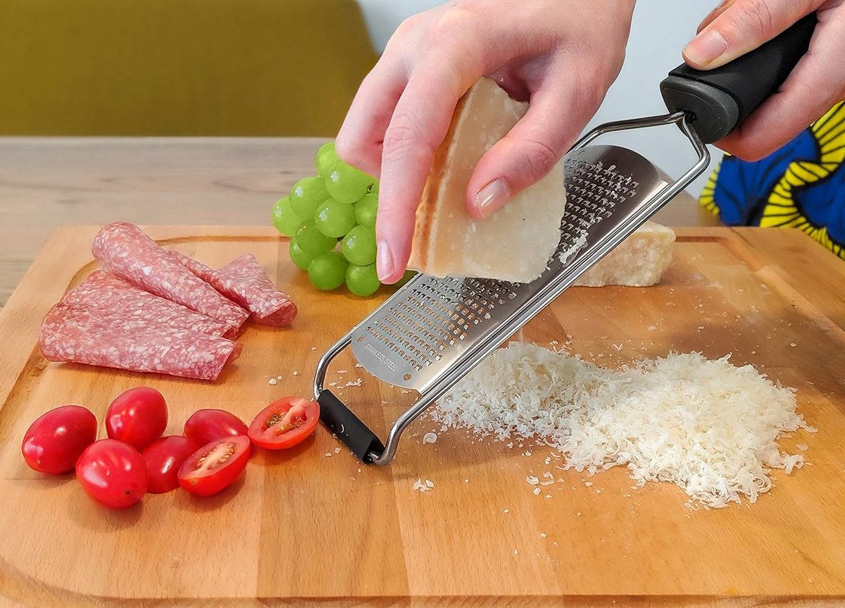 Zester - Lemon grater - Cheese grater - Ginger grater - Garlic grater - Long hand grater - Grater - Wide grater - for citrus fruits, cheese, ginger and dried cheese - 31*6.5 cm - black - Image 5