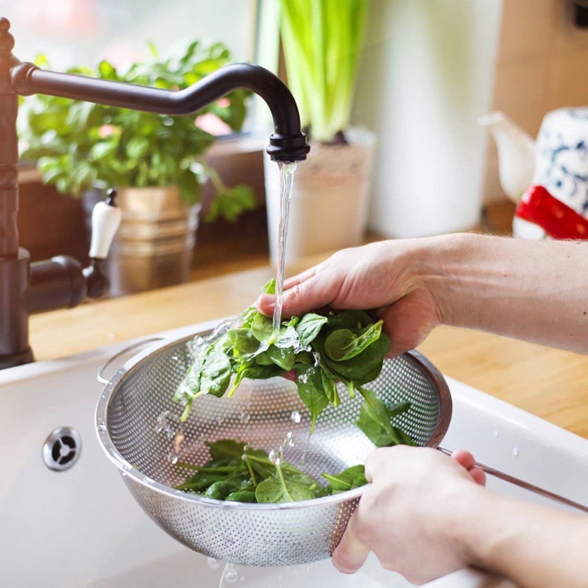 3-Piece Colander - Fine-mesh stainless steel colander - Sieve - on a stand - 2 handles - For draining, rinsing, and washing - Ideal for pasta, vegetables, and fruit - Durable and Dishwasher Safe - Easy Storage - Kitchen colander/sieve - Image 4