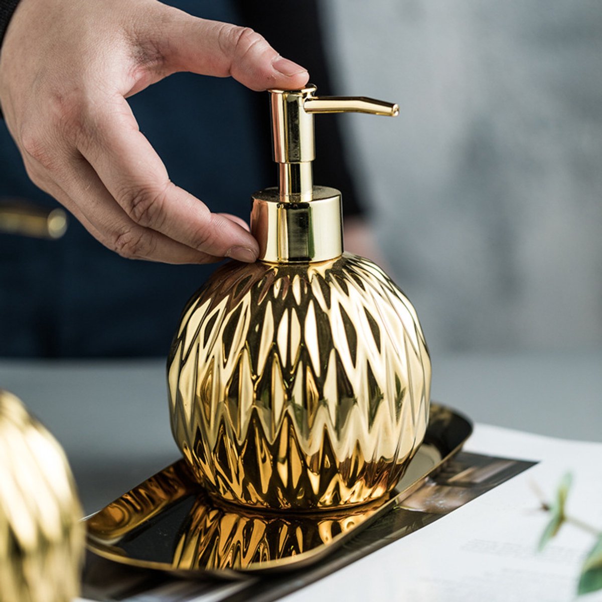 Modern ceramic soap dispenser gold for bathroom and kitchen - Image 4
