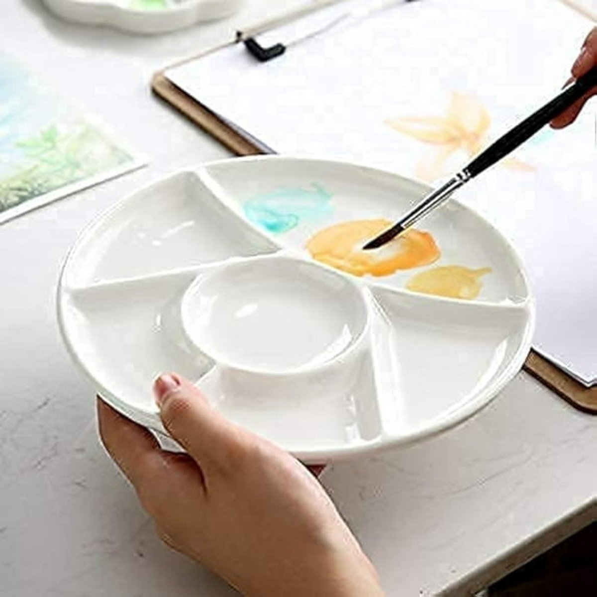 Easy-to-clean watercolor and gouache mixing tray - 6 holes - 8 inch - white - round - Image 1