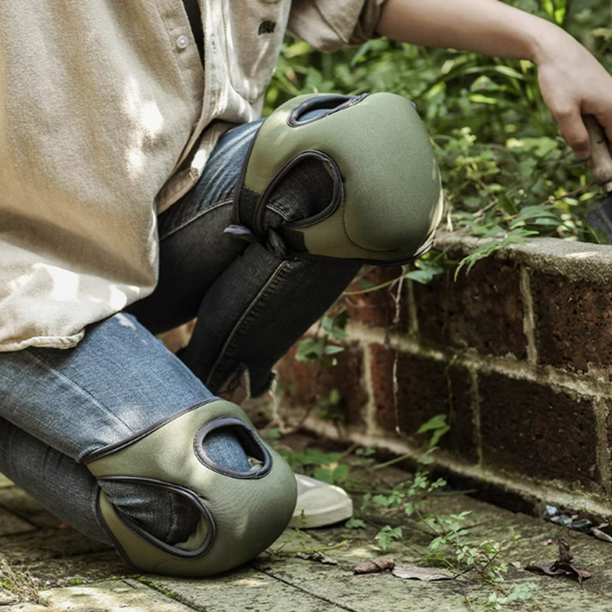 1. Double Garden Knee Braces - Extra Thick Knee Braces - Adjustable Knee Braces - Soft and Comfortable Memory Foam - Non-slip - Suitable for Outdoors and Gardens (Green) - Image 3