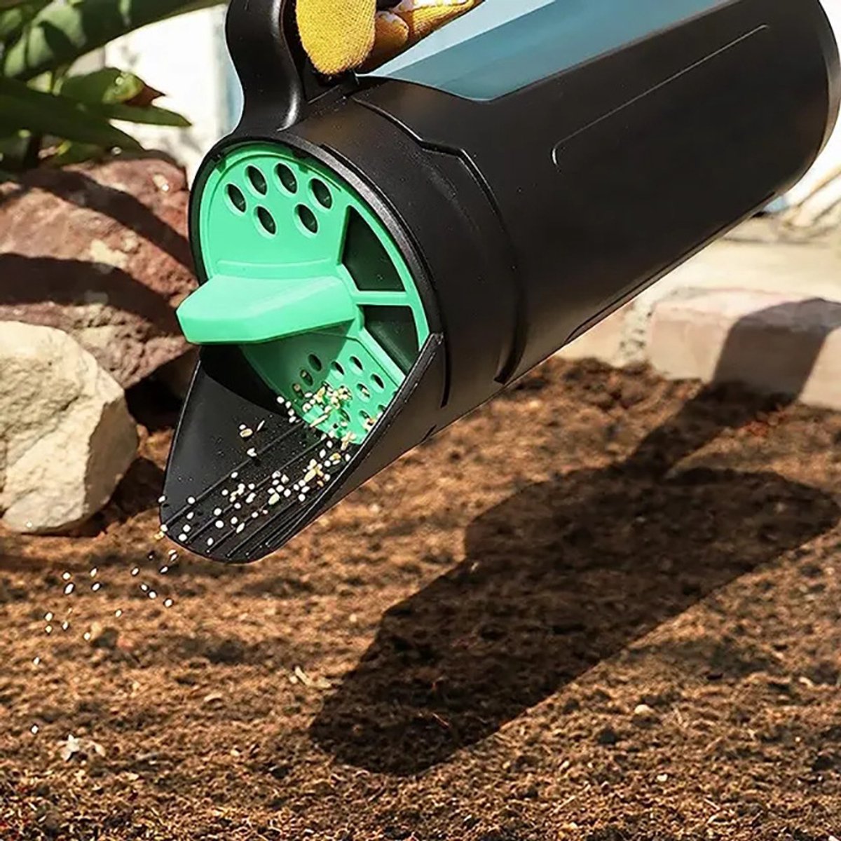 Hand spreader for seed and salt - planting machine for vegetable seeds - spreader for snow salt - adjustable outlet (3 positions) - including scoop - 2.5 liters - For lawn, garden and driveway - Image 5