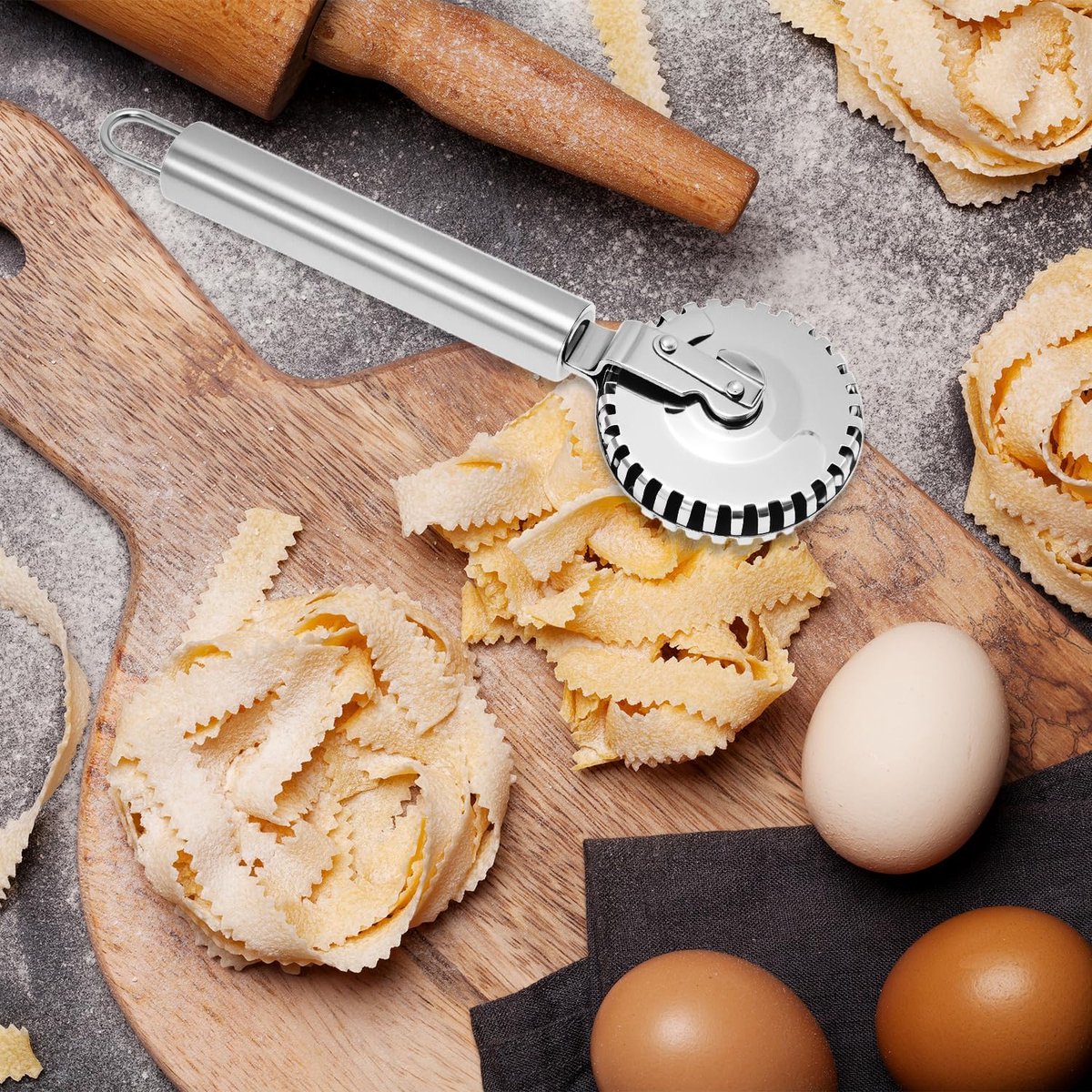 Luxury Rotary Cutter for Embossing - Baking Tools - Dough and Pastry Tools Made of Stainless Steel - Equipped with an Ergonomic Handle - Dishwasher Safe - Suitable for Cutting, Sealing and Pressing - Image 4