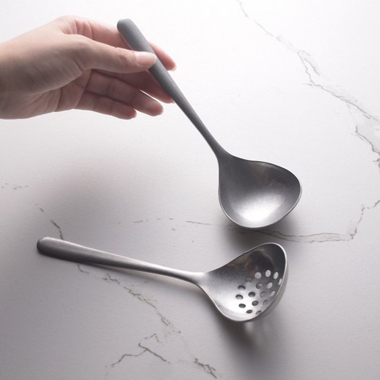 2-piece soup ladle and colander set - Colander with long handle for hot pans - Vintage style - Dishwasher safe - Suitable for sauces and cooking - Image 3