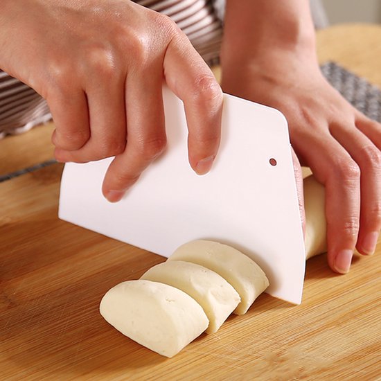 Rolling pin and dough cutter (2-piece) - 33 cm long - White - Diameter 3.5 cm - Suitable for baking - Can be used to roll out puff pastry, pie crusts or cookie dough - Smooth and easy-to-clean surface - Mould-resistant rolling pin - Image 3