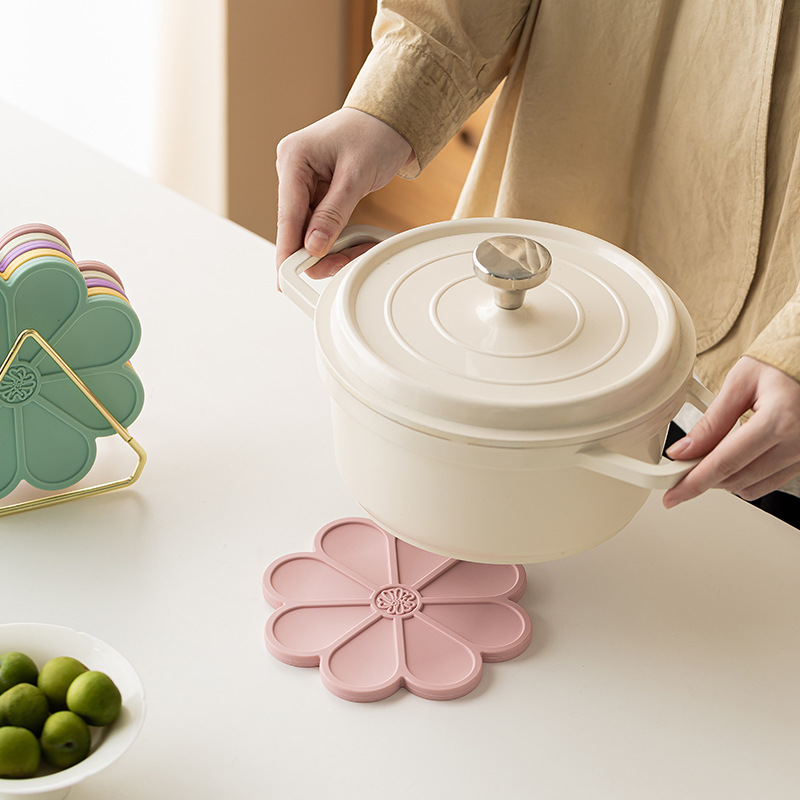 Silicone Mat - Heat Insulation & Anti-slip - Five Colors - Comes with Gold Stand - Flower Shape - Image 3