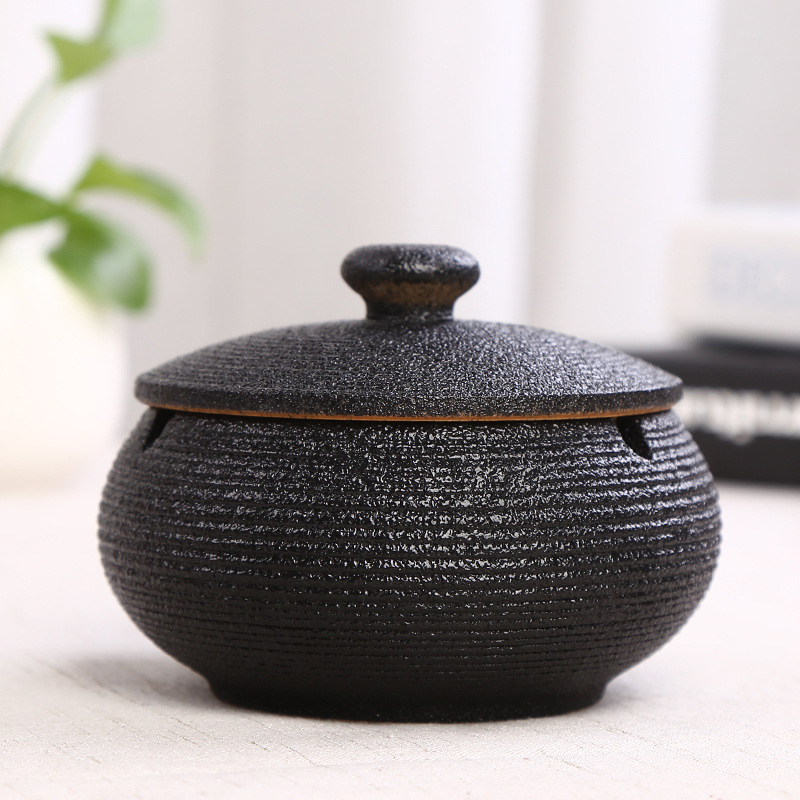 Ceramic Ashtray with Lid - Black - Wind Ashtray for Outdoor & Indoor Use - Decorative & Anti-Odor - Image 1