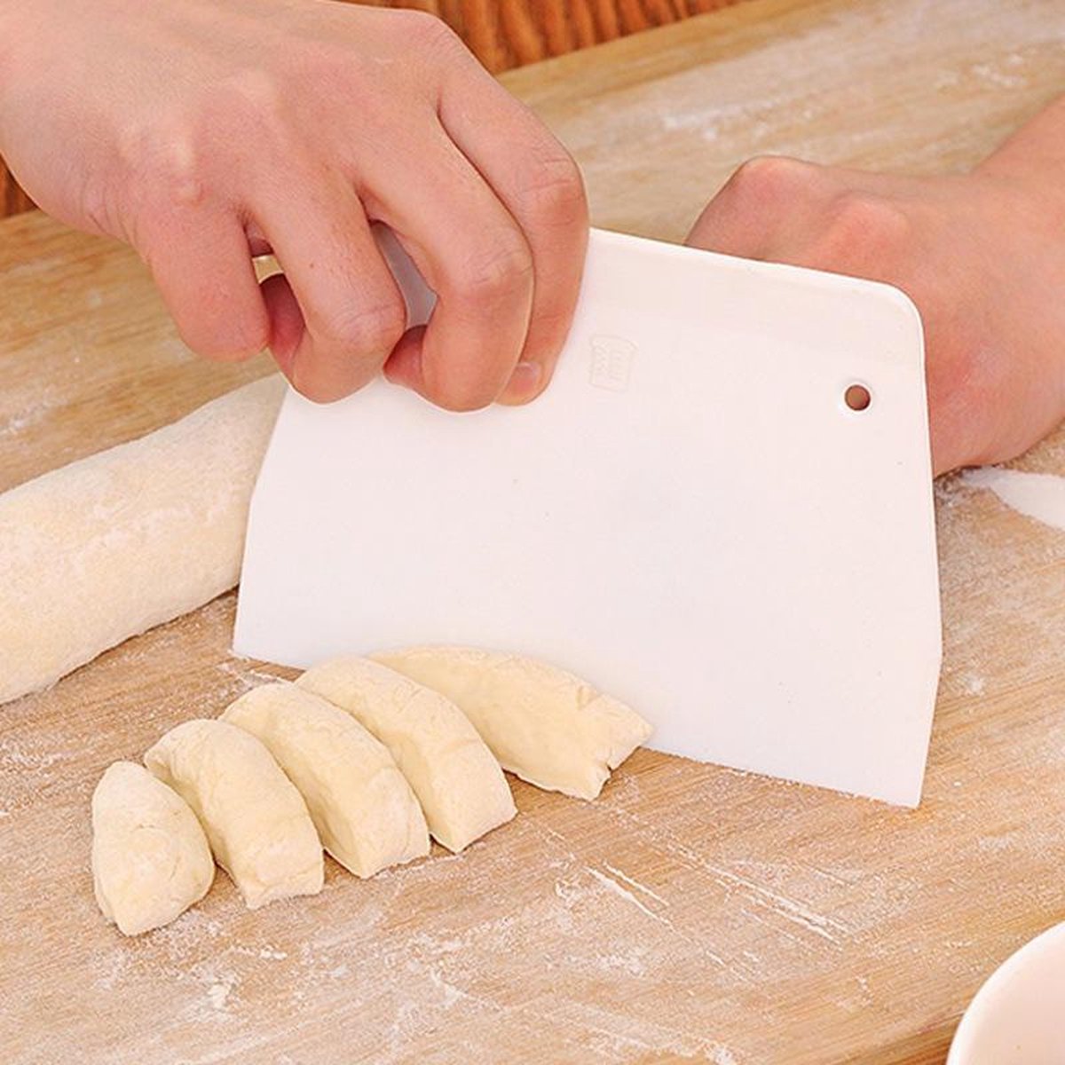 Dough scraper - Dough cutter - For pies and cakes - White - Plastic - Image 1