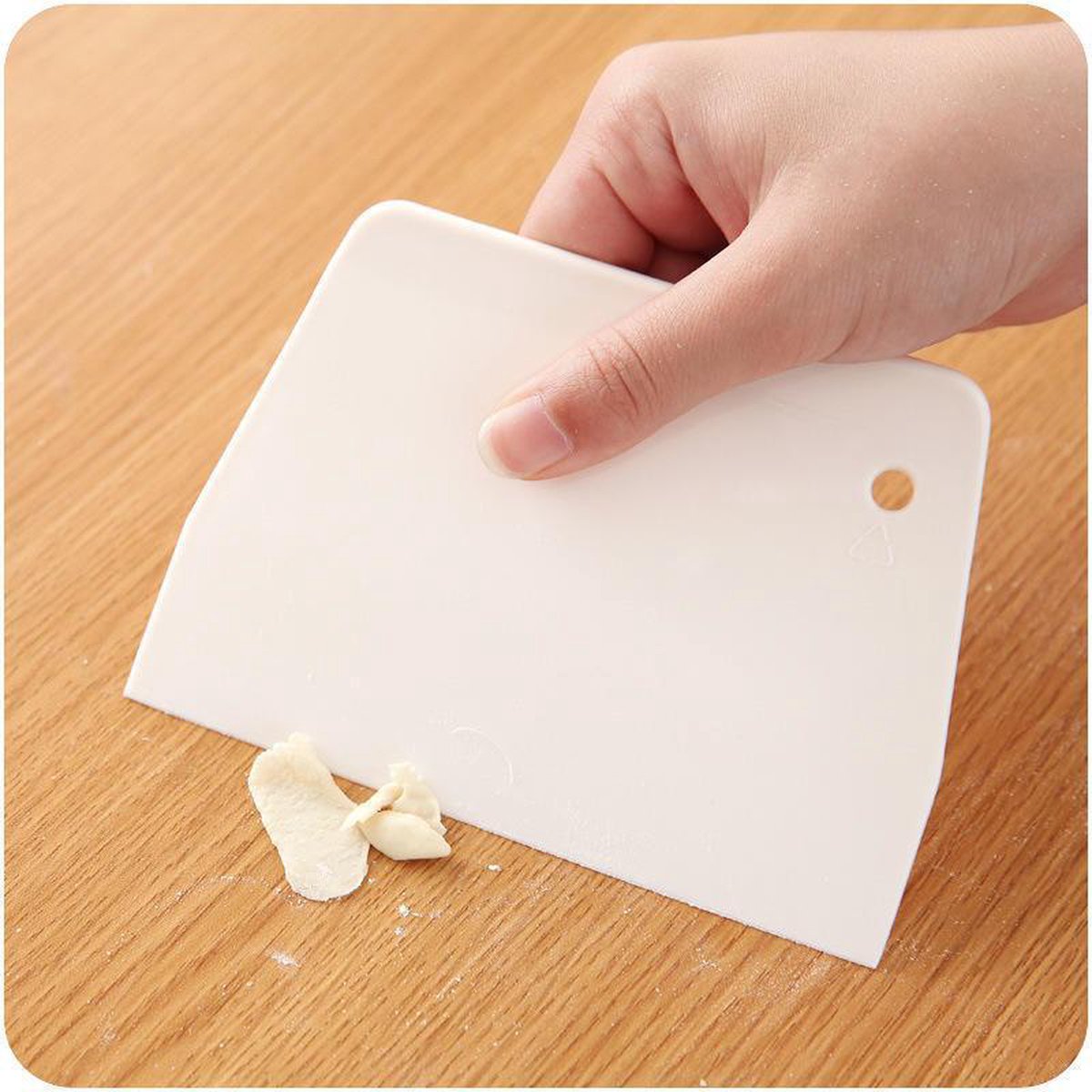 Dough scraper - Dough cutter - For pies and cakes - White - Plastic - Image 2