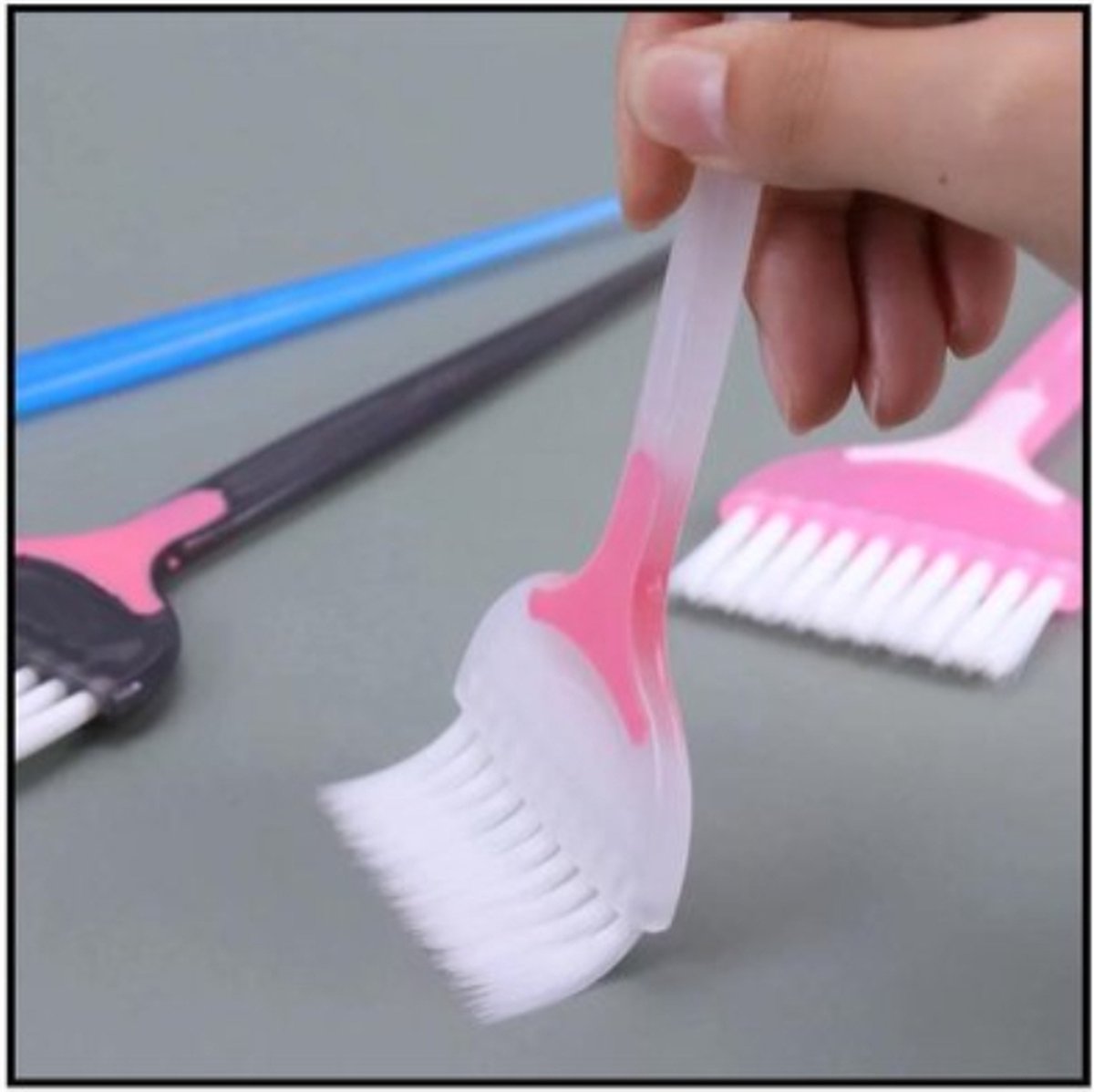 Hair Dye Brush | Paint Brush | For Applying Hair Dye | Hairdresser Accessories | Black/Pink - Image 2