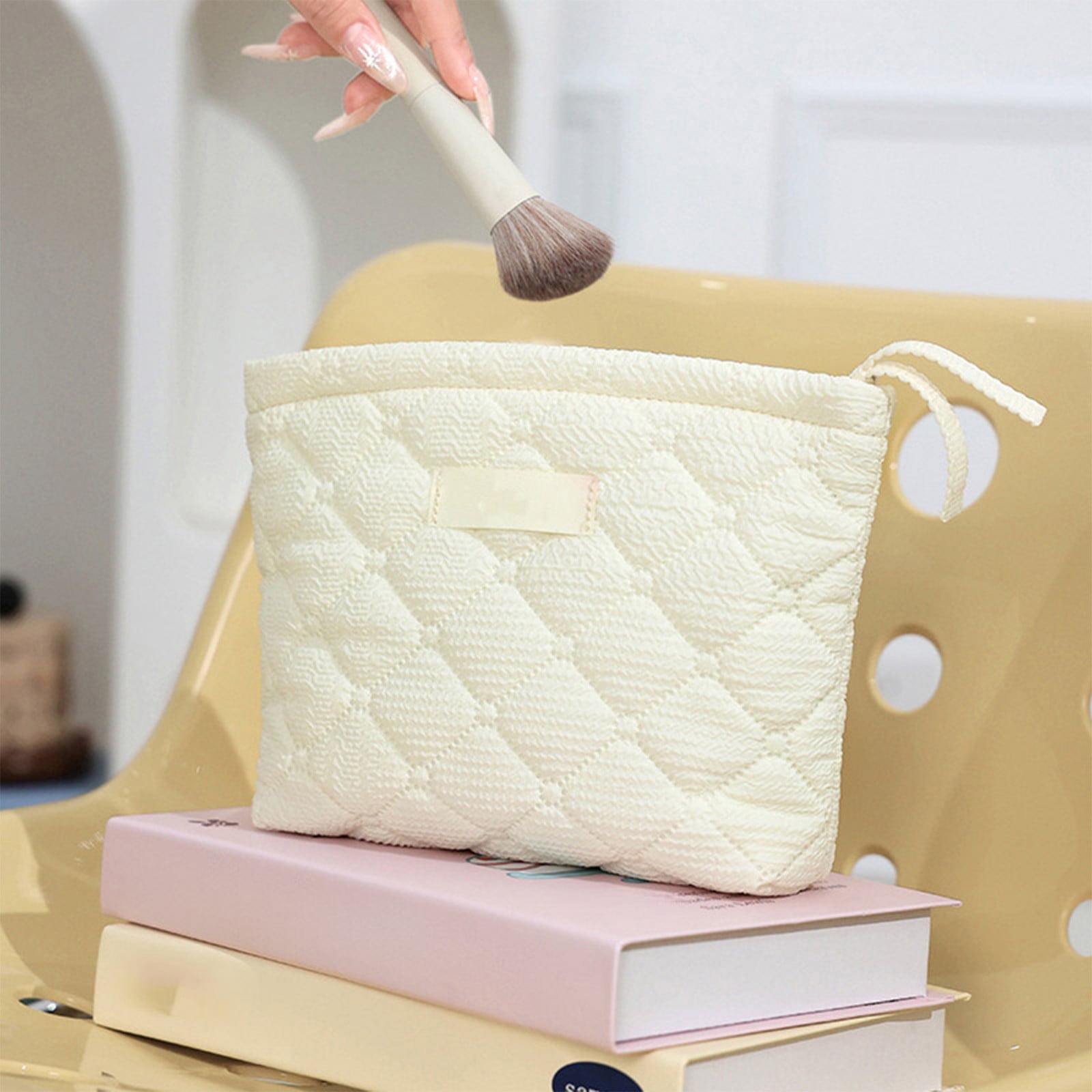 Floral Makeup Bag, Quilted Makeup Bag, Zipper Pouch, Purse Travel Make Up Organizer for Women Cosmetic, Portable Cosmetic Bag, Large Capacity Pencil Case, for Travel, Camping Beige - Image 1