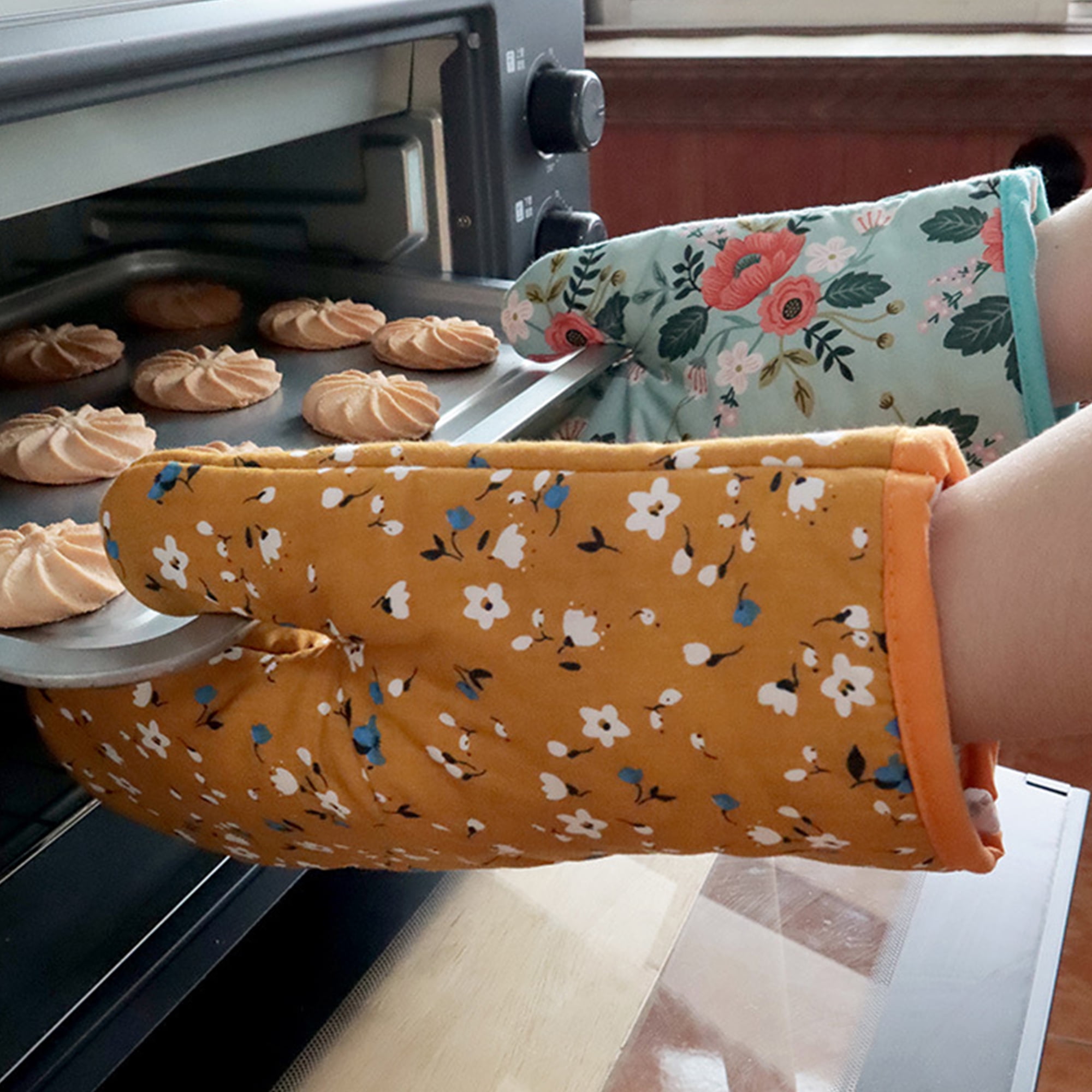 4 Pack Oven Mitts and Pot Holders Set, Heat Resistant Fabric Bake Pot Holders Gloves, Yellow Floral - Image 2