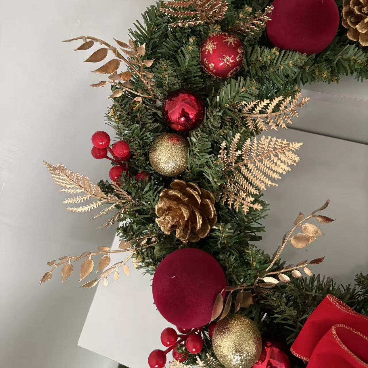2pk Xmas Wreath Gold Leaf Red Bow, 40cm Diameter - Image 3