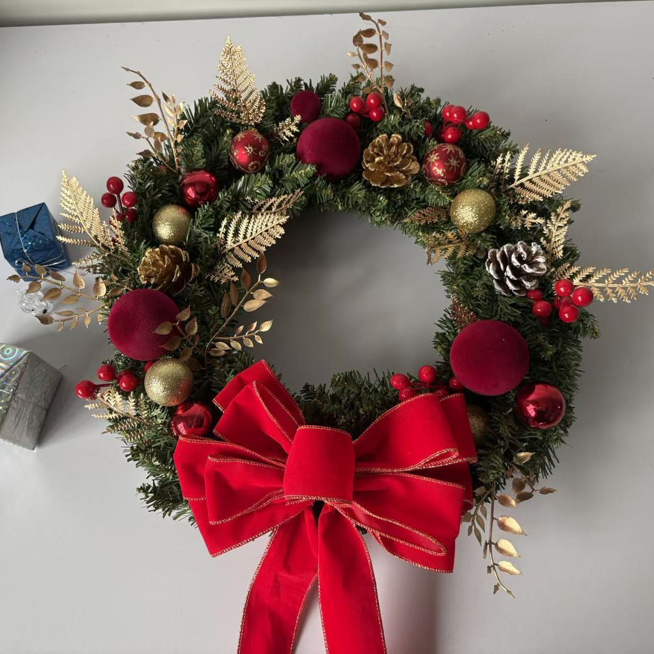 2pk Xmas Wreath Gold Leaf Red Bow, 60cm Diameter - Image 4