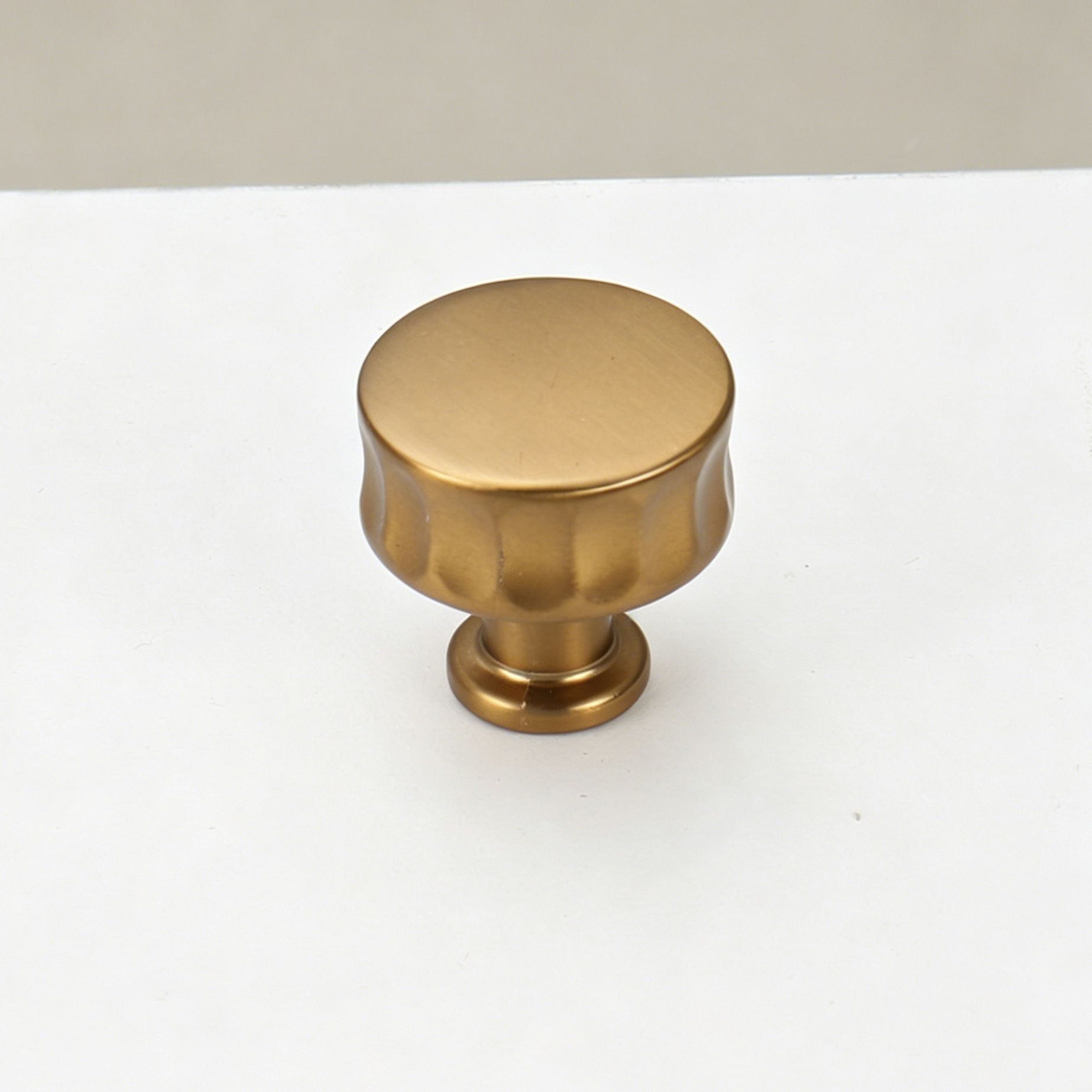 26mm Vertical Fluted Round Single Hole Drawer Knob 4pcs - Image 1