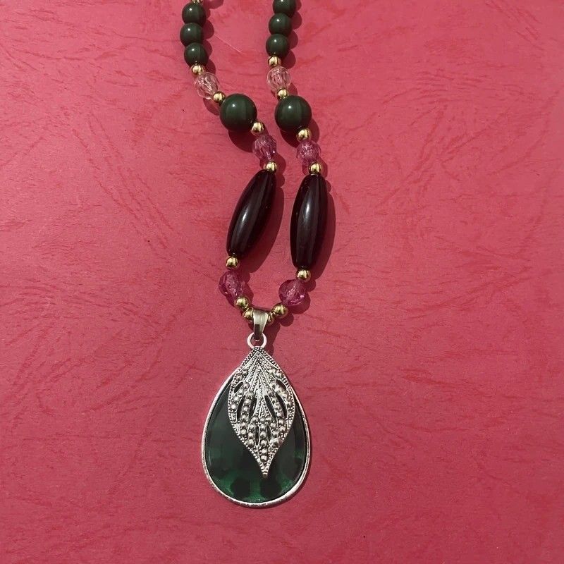 European and American trendy retro necklace, color-block beads and leaf-shaped pendant, simple and elegant, 78cm versatile chain, perfect for daily and smart casual looks. - Image 6