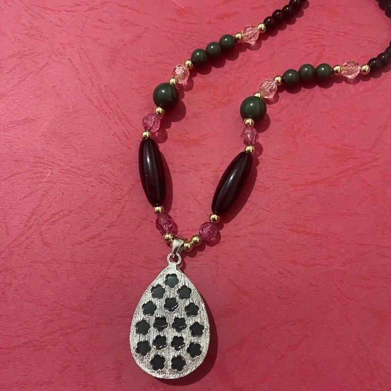 European and American trendy retro necklace, color-block beads and leaf-shaped pendant, simple and elegant, 78cm versatile chain, perfect for daily and smart casual looks. - Image 7