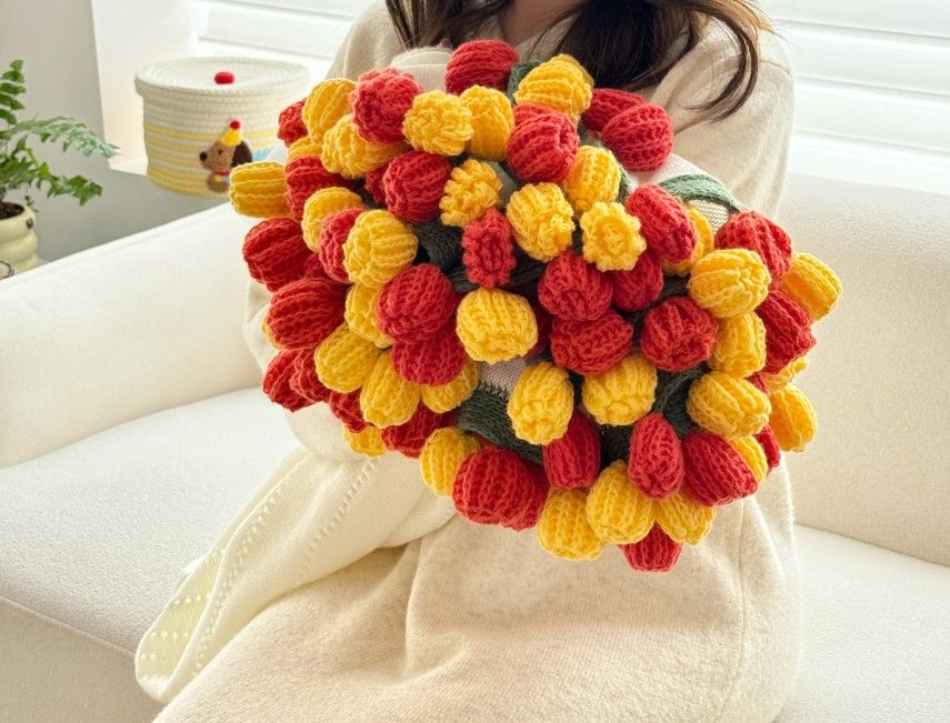 A rose bouquet multifunctional blanket, perfect for all seasons, ideal as an office nap blanket or air-conditioning cover. A timeless romantic gift for your girlfriend on holidays or birthdays. Everlasting romance.(Diameter: 100 cm / 39 in.Yellow on white - Image 1