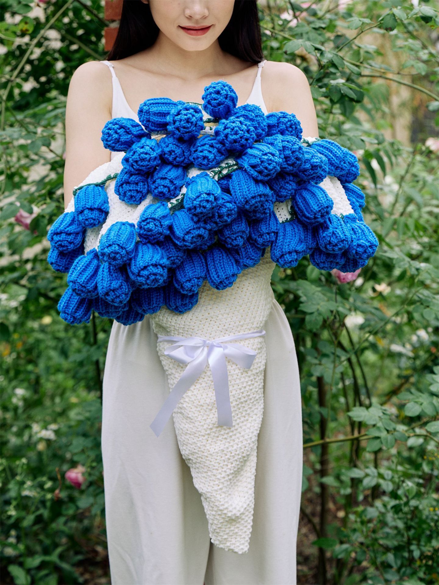 Hand-Crocheted Rose Round Blanket: A versatile romantic gift that brightens everyday warmth. (Diameter: 110 CM / 43.3 IN,  Blue) - Image 2