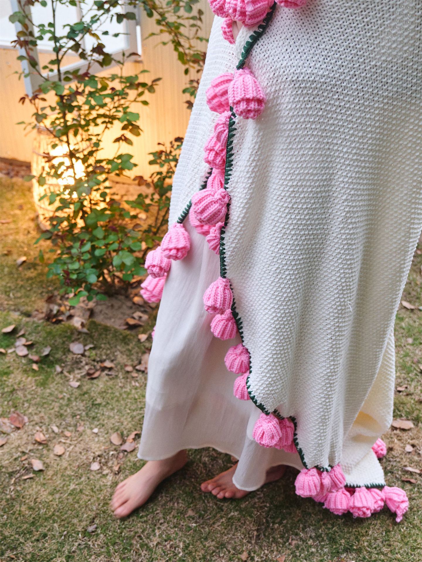 Hand-Crocheted Rose Round Blanket: A versatile romantic gift that brightens everyday warmth. (Diameter: 110 CM / 43.3 IN, purple) - Image 7