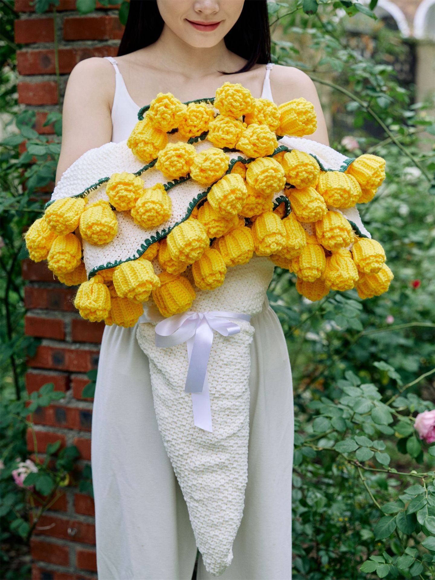 Hand-Crocheted Rose Round Blanket: A versatile romantic gift that brightens everyday warmth. (Diameter: 110 CM / 43.3 IN, YELLOW) - Image 1