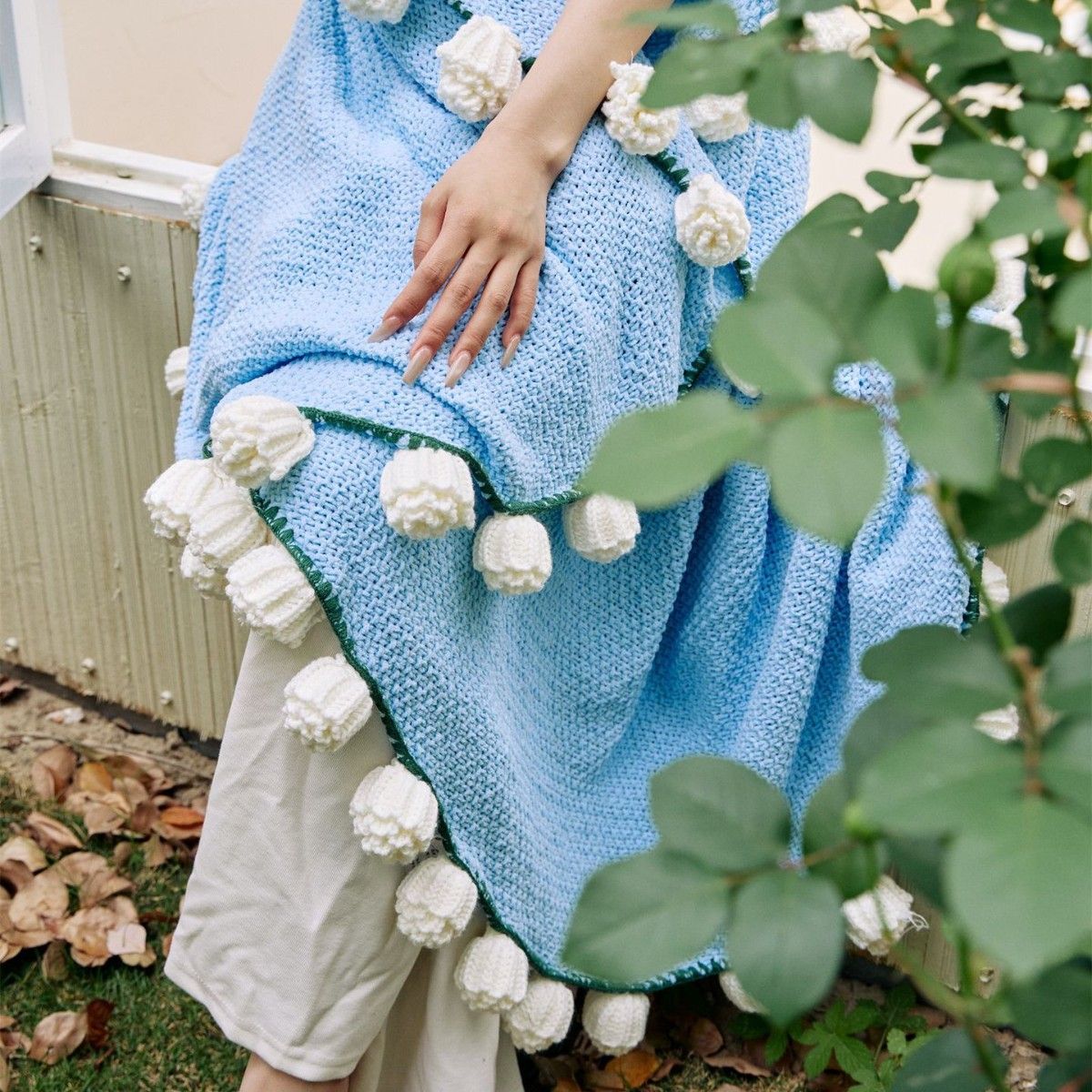 Hand-Crocheted Rose Round Blanket: A versatile romantic gift that brightens everyday warmth. (Diameter: 110 CM / 43.3 IN, Fog white) - Image 2