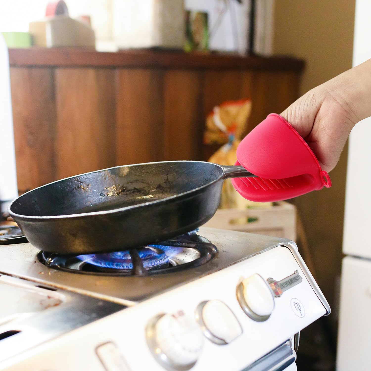 2 Pairs Mini Oven Gloves, Silicone Oven Mitts Heat Resistant, Silicone Potholders Cooking Pinch for Kitchen Cooking & Baking (Red and Green) - Image 7